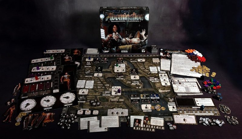 Abomination: El Legado de Frankenstein — construir un monstruo en el París de 1819 con worker placement, recursos de descomposición y doce rondas de horror victoriano