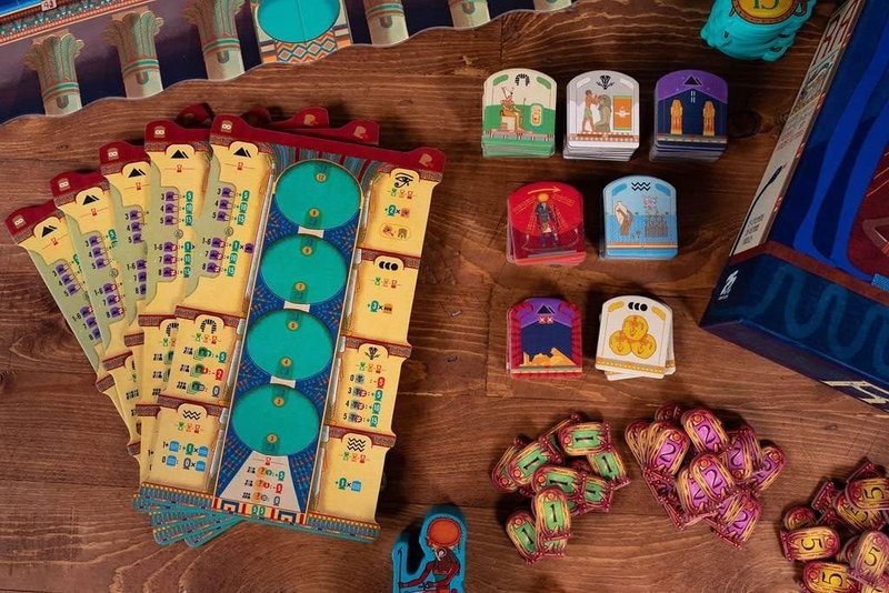 Ra: fichas que se acumulan en el lote, el dios del sol que fuerza la subasta antes de que nadie esté listo y el juego de pujas de Knizia donde no pujar también es una decisión