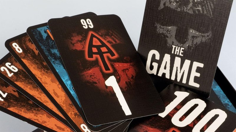 The Game: cuatro pilas de cartas, números del 1 al 100, y el cooperativo de cartas donde comunicar lo mínimo necesario para sobrevivir hasta la siguiente ronda es la única habilidad que importa