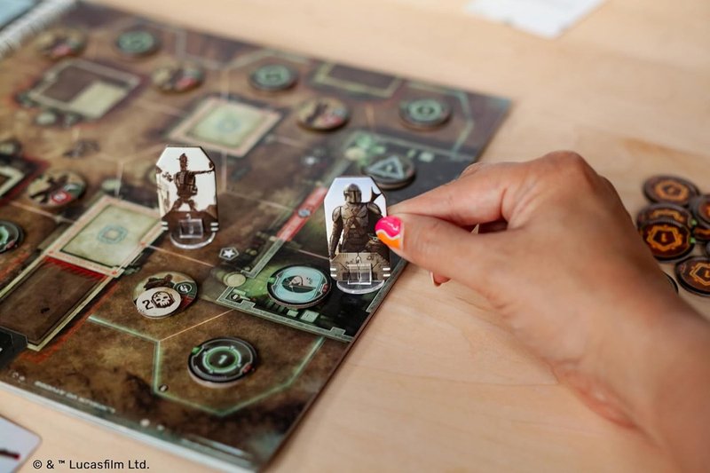 The Mandalorian: Adventures — libro de mapas ilustrado, ocho personajes con mazos únicos y el cooperativo de Disney+ que no necesita app