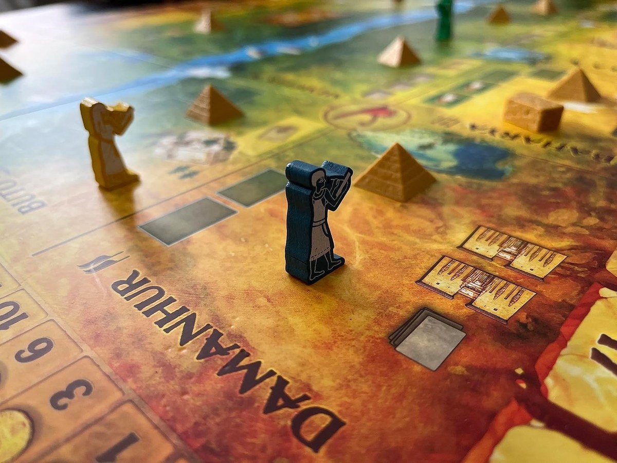 Amun-Re: pujas por provincias del Nilo, pirámides que puntúan dos veces y el juego de subastas de Knizia donde lo que pagaste en la primera época determina cuánto puedes gastar en la segunda