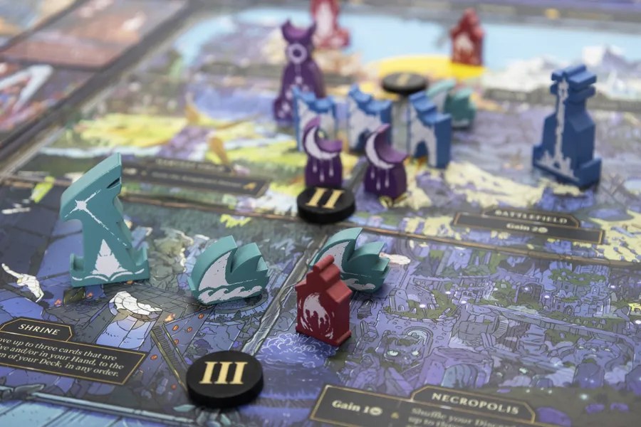 La Corona del Viejo Rey: faroles, mayorías y facciones asimétricas en el juego de cartas más tenso de 2025