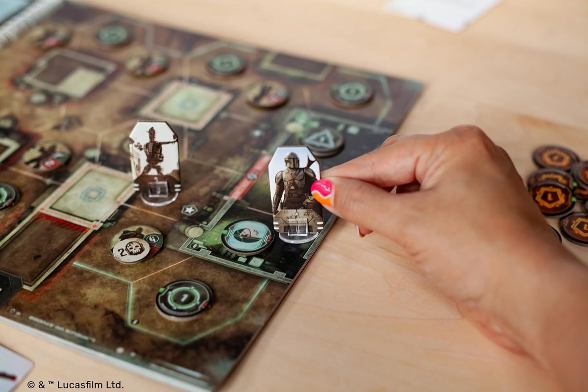 The Mandalorian: Adventures — libro de mapas ilustrado, ocho personajes con mazos únicos y el cooperativo de Disney+ que no necesita app